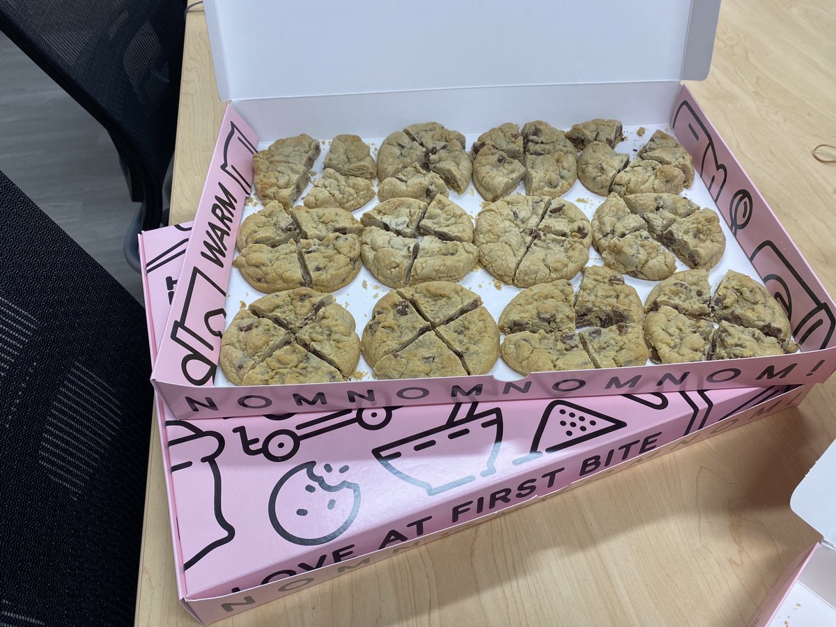 CTroutmanTech's tweet image. March&apos;s #TechTakeOut highlights a component of workshop - reflection. Ts can plug in @PearDeck&apos;s End of Lesson slides into any existing content slide deck to make sure they build in reflection time into their lesson. Thank you @CrumblCookies for donating this month&apos;s treat! 🍪