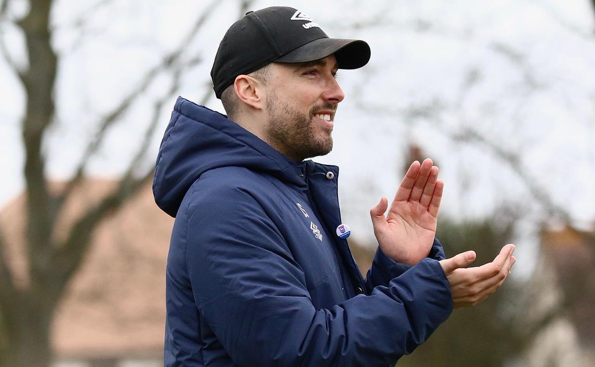 Connorbennett10's tweet image. 🥧Pies, 🧠Pundits &amp;amp; points🫡

❤️Gaffer @joe_sheehan1 and I make our own MOTD line up, featuring @CarolSheehan4 &amp;amp; an #ITFC Legend. 

🤜🏼’One of our own’- the ever brilliant EK @Eloise_king7 on taking on the Chambo fist pump, eating more &amp;amp; enormous pies. 

@BBCSuffolk  at 7pm.