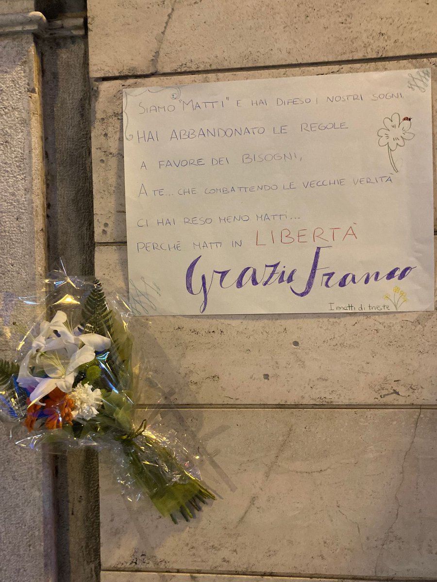 ParcoSGiovanni's tweet photo. Il saluto a Franco Rotelli, sotto la sua casa.

Grazie Franco
I matti di Trieste https://t.co/G8jigB3OUd