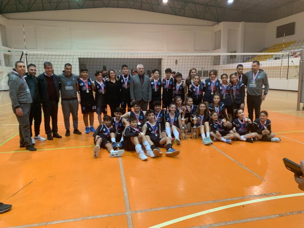 pervinaksoysero's tweet photo. Güzel insanlar, bir sabah ansızın çekip gittiler, geriye bize acıları kaldı. Yüreğim ağır, bu acıyı taşımak, onlarsız nefes almak, yutkunmak zor... Tüm gülüşlerimiz resimlerde kaldı. #isiashepimizindavası https://t.co/jsXdwp0EcD