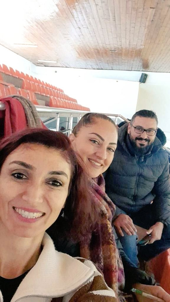 pervinaksoysero's tweet photo. Güzel insanlar, bir sabah ansızın çekip gittiler, geriye bize acıları kaldı. Yüreğim ağır, bu acıyı taşımak, onlarsız nefes almak, yutkunmak zor... Tüm gülüşlerimiz resimlerde kaldı. #isiashepimizindavası https://t.co/jsXdwp0EcD