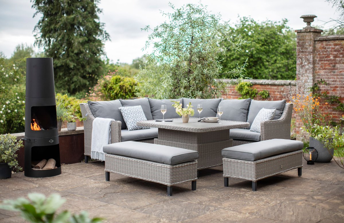 Add this contemporary and luxiourus set into your garden this summer☀️

📸Oslo Large Square Modular Dining Set with Crank Adjustable Table

#outdoorliving #furniture #lgoutdoor #diningset