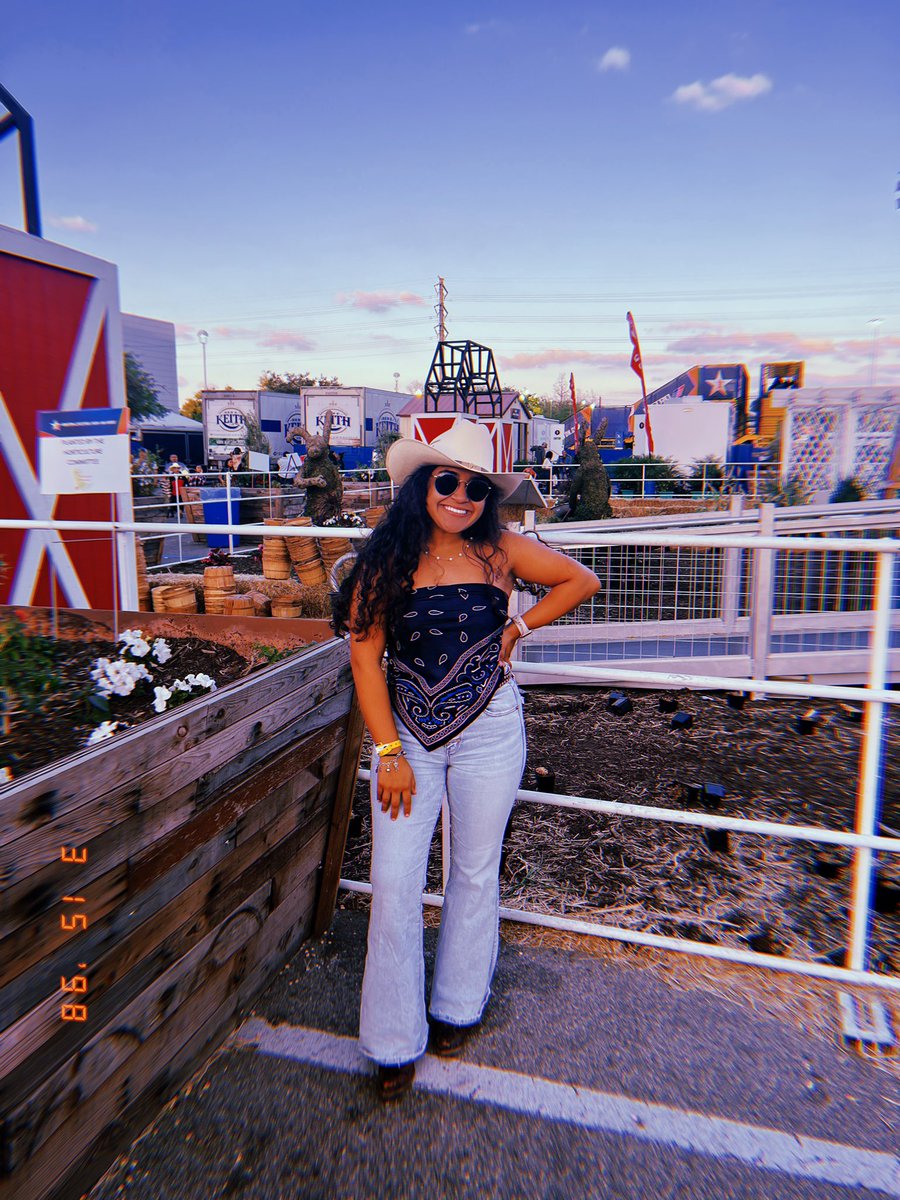 briannaleonnn's tweet photo. bell bottoms and cowboy hats🫶🏽 https://t.co/Xb2FnPF4Ux