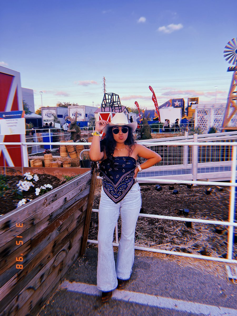 briannaleonnn's tweet photo. bell bottoms and cowboy hats🫶🏽 https://t.co/Xb2FnPF4Ux
