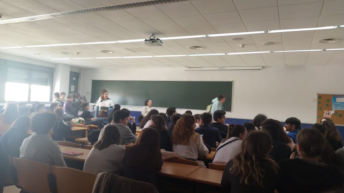 FilosofiaUrjc's tweet photo. la movilización de hoy ha desbordado toda expectativa: hemos sobrepasado el aforo del primer espacio y llenado con creces el aula magna  

el estudiantado demuestra que no piensa callar si se atacan las artes y humanidades 

#URJCobarde https://t.co/c4j51GpoEO