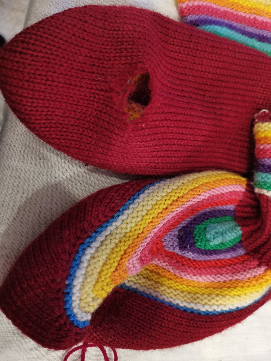 paivi_nenonen's tweet image. Äidin tekemiin tossuihin oli tullut reikä. Parsiminen oli vaikeampaa kuin miltä näytti, mutta jotain sylttyä sinne pohjaan tuli 🙈. Kuuloke toimi parsinsienenä. @KaislaNenonen, näytä oma parsintajäljesi. Omena on pudonnut kauas puusta. #vaatehuolto #parsinta