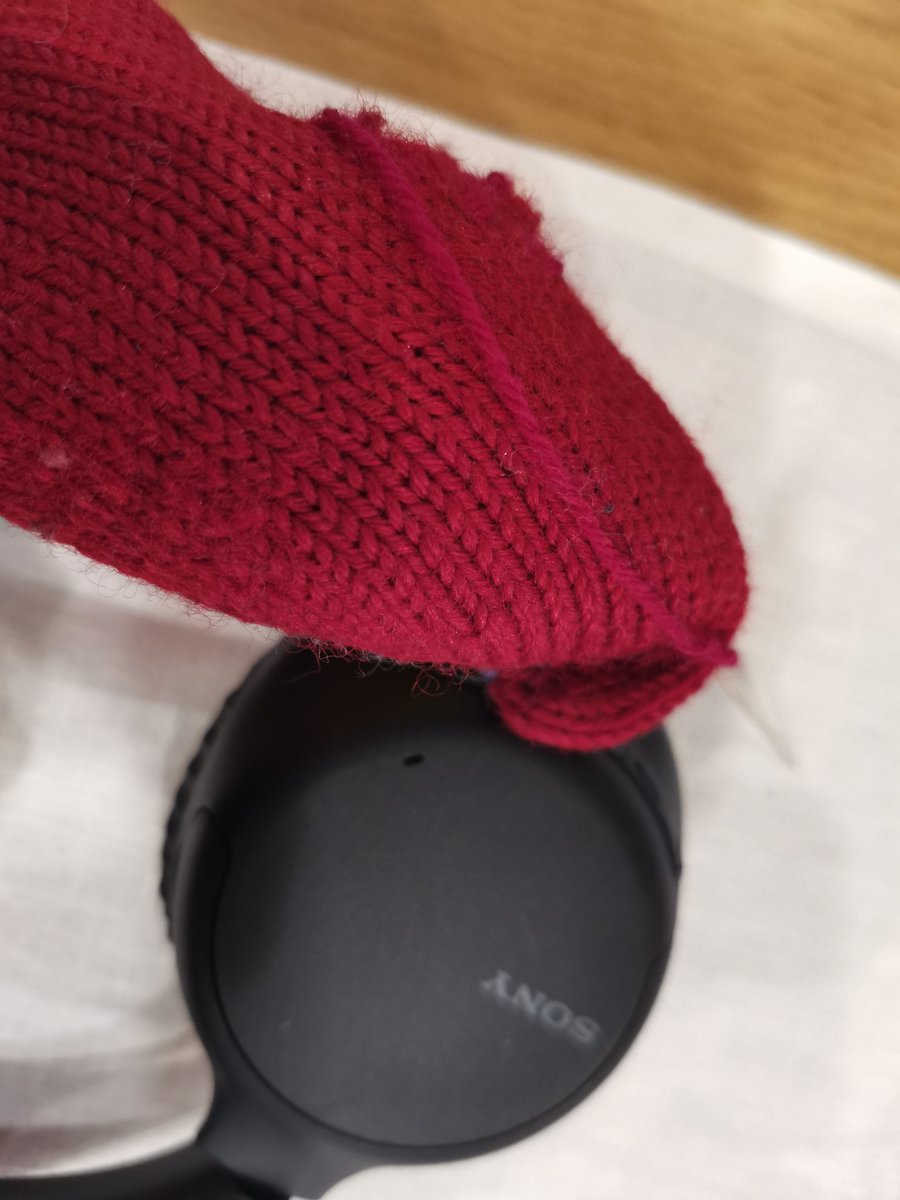 paivi_nenonen's tweet image. Äidin tekemiin tossuihin oli tullut reikä. Parsiminen oli vaikeampaa kuin miltä näytti, mutta jotain sylttyä sinne pohjaan tuli 🙈. Kuuloke toimi parsinsienenä. @KaislaNenonen, näytä oma parsintajäljesi. Omena on pudonnut kauas puusta. #vaatehuolto #parsinta