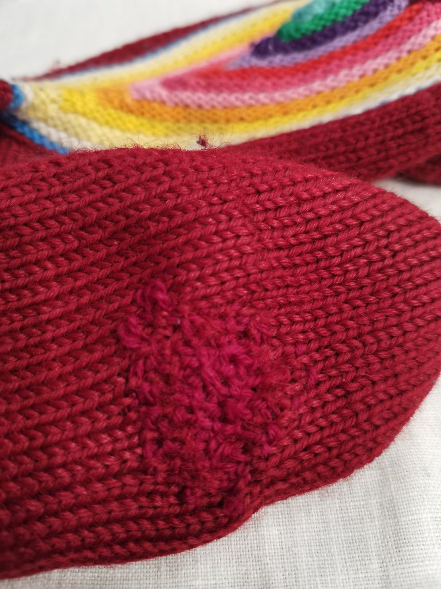 paivi_nenonen's tweet image. Äidin tekemiin tossuihin oli tullut reikä. Parsiminen oli vaikeampaa kuin miltä näytti, mutta jotain sylttyä sinne pohjaan tuli 🙈. Kuuloke toimi parsinsienenä. @KaislaNenonen, näytä oma parsintajäljesi. Omena on pudonnut kauas puusta. #vaatehuolto #parsinta