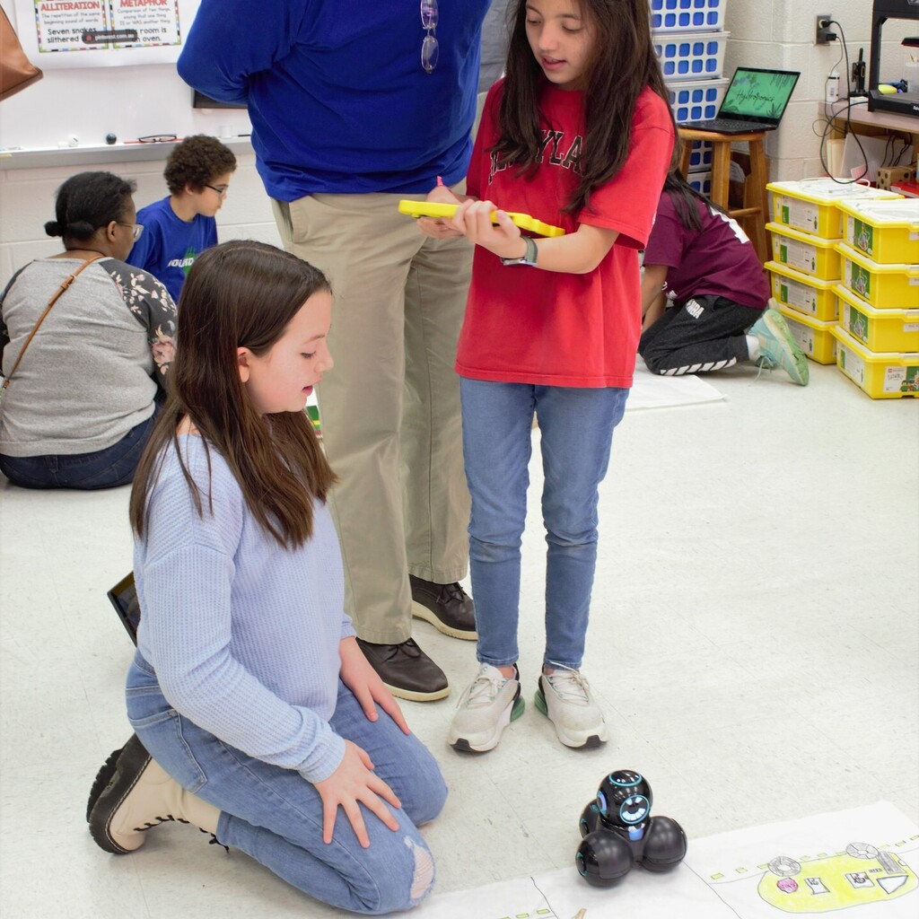 RoundHillES's tweet photo. Fifth Grade held their Showcase today. Ss were able to connect CS and 5Cs into the curriculum and teach parents and guests how to do it. Lots of collaborating, creating, and critical thinking going on in the fifth grade hallway today! #CSforLCPS #LCPS5Cs https://t.co/D8r7TP8A8B https://t.co/IBGAejb5Lc