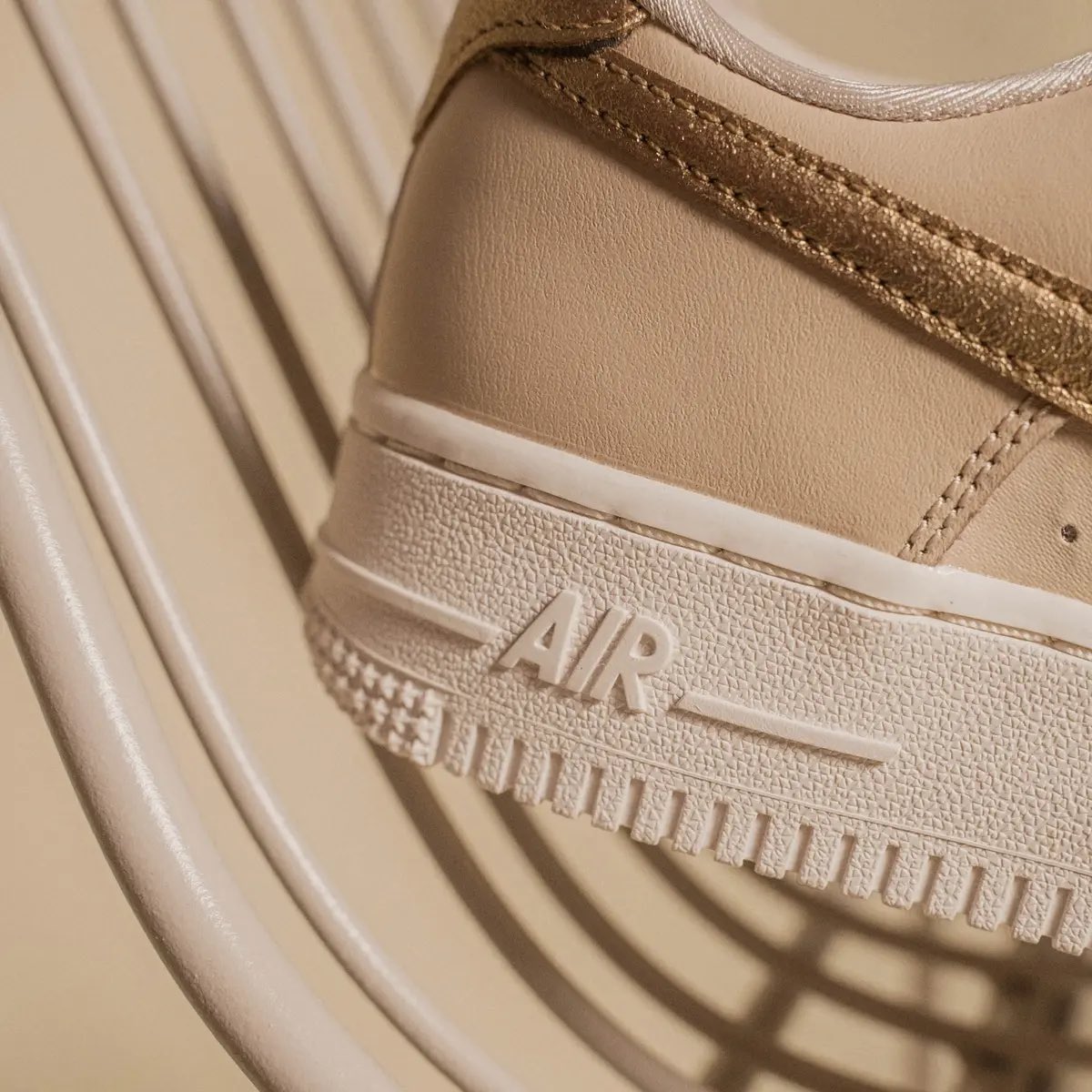 📸 O Air Force 1 "Golden Swoosh" está muito lindo. Concordam?

Agora, na Nike: tidd.ly/3ZYwDR6