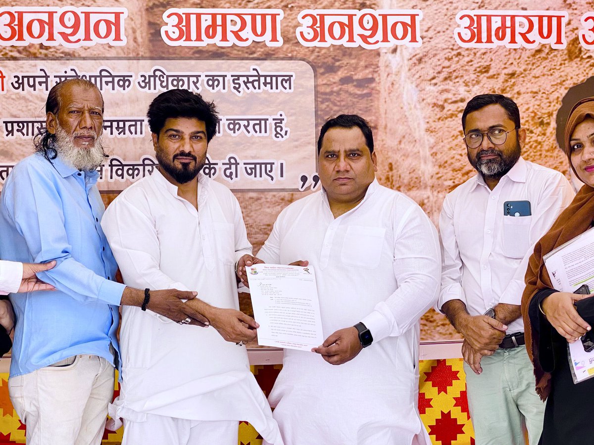 ml_qureshi's tweet photo. आपले मीरा भाईंदरचे पदाधिकारी गुलाम नबी फारुकी हे कब्रस्तानच्य��� जागेसाठी आमरण उपोषणाला ४ दिवसांपासून बसलेले आहेत. कब्रस्तानासाठी जागा मिळावी ही त्यांची मुख्य मागणी आहे. आपल्या मुस्लिम बांधवांना मोठ्या समस्येचा सामना मीरा भाईंदरमध्ये करावा लागतो.... https://t.co/AJmXXzKK4f