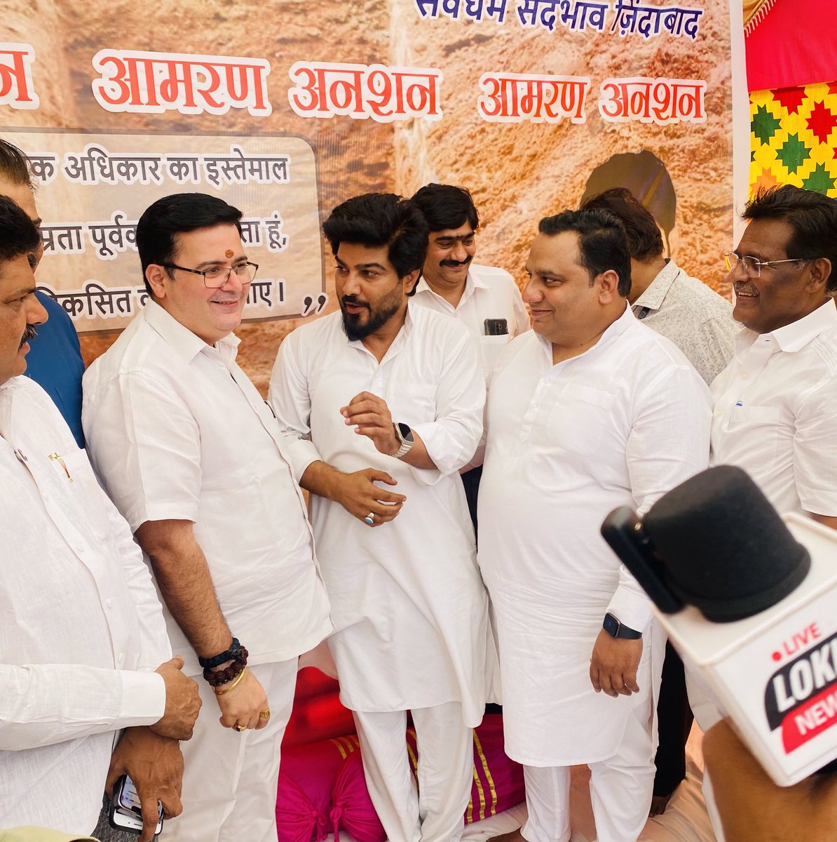 ml_qureshi's tweet photo. आपले मीरा भाईंदरचे पदाधिकारी गुलाम नबी फारुकी हे कब्रस्तानच्य��� जागेसाठी आमरण उपोषणाला ४ दिवसांपासून बसलेले आहेत. कब्रस्तानासाठी जागा मिळावी ही त्यांची मुख्य मागणी आहे. आपल्या मुस्लिम बांधवांना मोठ्या समस्येचा सामना मीरा भाईंदरमध्ये करावा लागतो.... https://t.co/AJmXXzKK4f