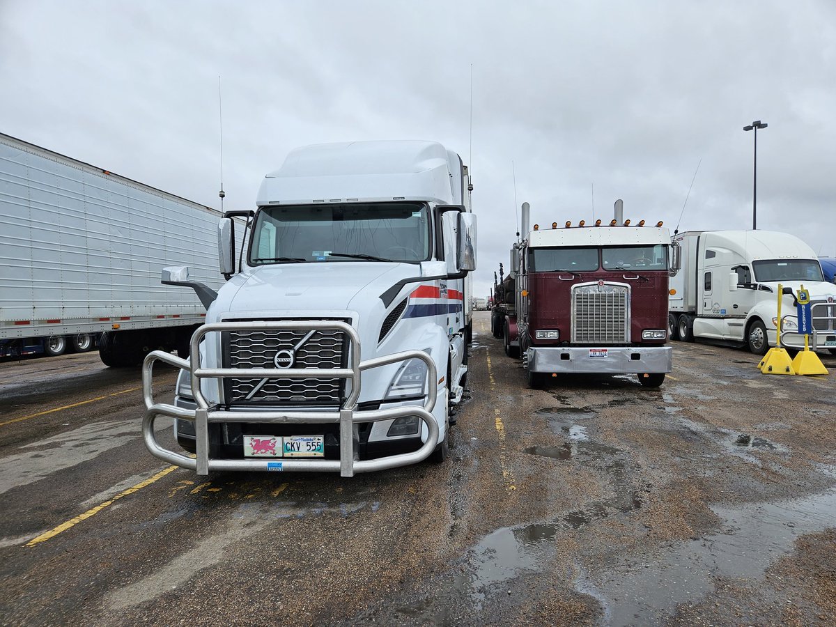 Old Skool cabover in the Petro truckstop York Nebraska 😎😎😎