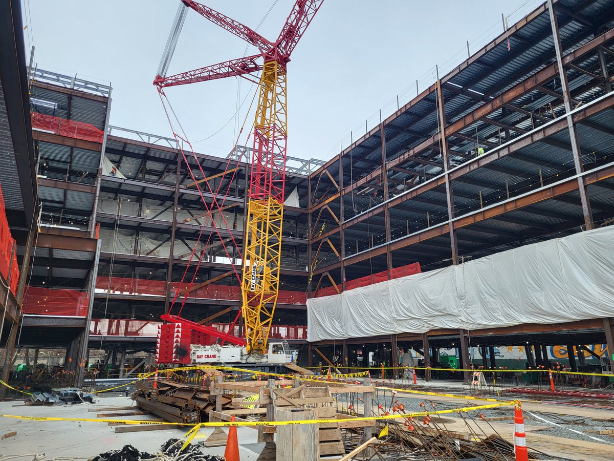 NYC_SCA's tweet photo. 1 of 2 -- A great day to "top off" and add the last beam to the future high school on Northern Blvd. in Woodside. The 3,066-seat high school, @NYC_SCA 's largest project to date, will open in September 2025. @NYCSchools https://t.co/FevsJdoPOW