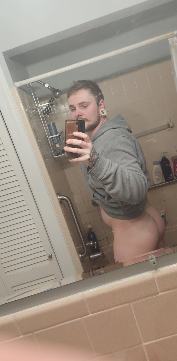 Lyle_Webster665's tweet photo. Feelin cheeky #gay #guages #ass https://t.co/brzvzguqzV