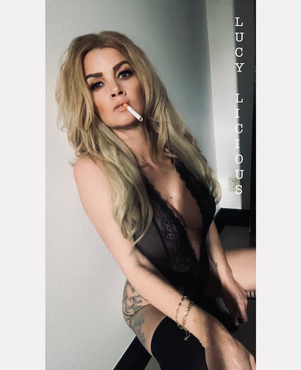 LucyLicious25's tweet photo. RT if you like it 🖤

#smokinggirl #smoking_everyda #smokingworld #smokingfetish https://t.co/dWiRNjgWkI