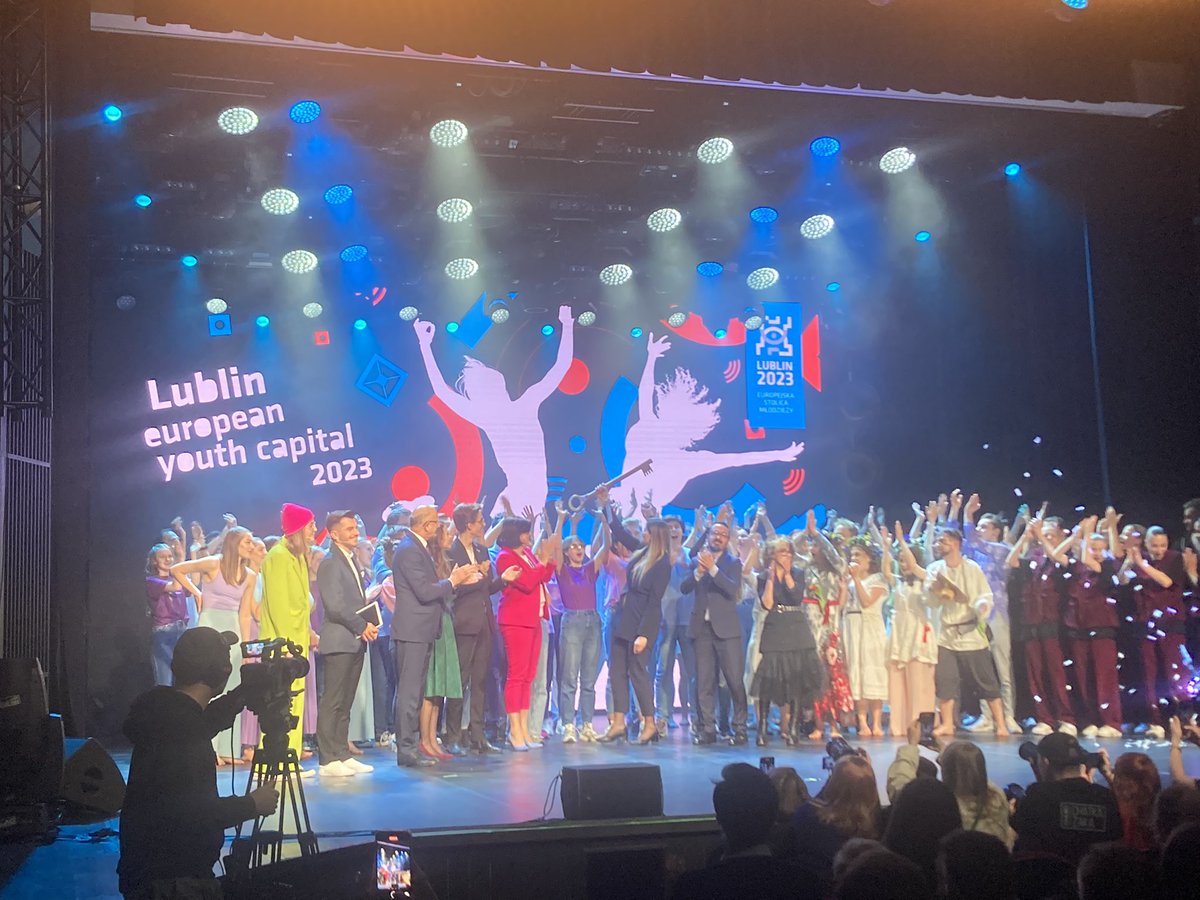 IvanNeirotti's tweet photo. @CityOfTirana #EuropeanYouthCapital 2022 passing the key of title holder to @Miasto_Lublin 
One more city joining the EYC family 💫🤩

@IrenaTopalli @NYC_Albania 
@BeataStepaniuk @prezydentZuk 

@Youth_Forum 
#foryouthrights https://t.co/5DAHTv2sps