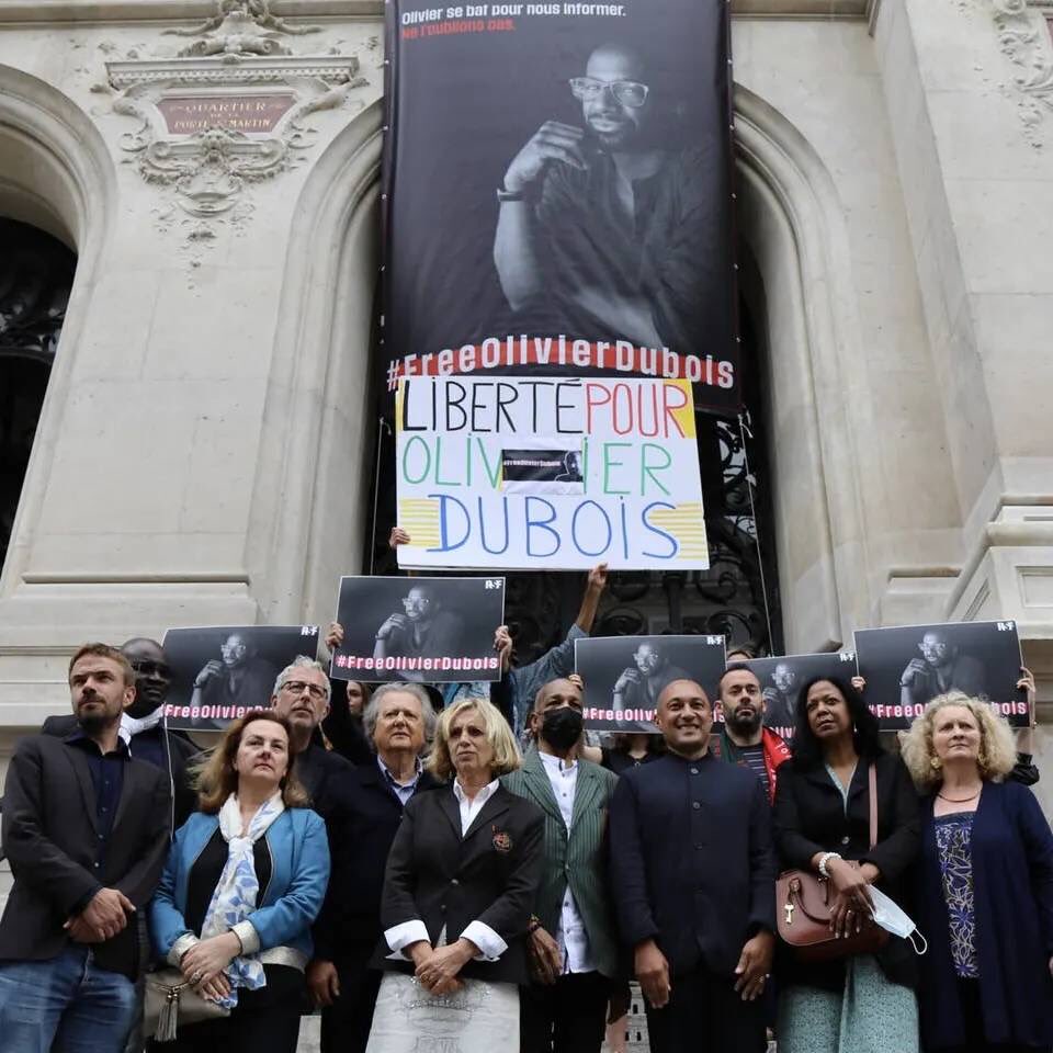 La première banderole de soutien pour Olivier Dubois à été déployée au 100eme jour de captivité sur la façade de la mairie du 10eme arrondissement de Paris. Merci à @alexandracordebard @paris & @rsfinternational #FreeOlivierDubois #OlivierDubois #journalisme