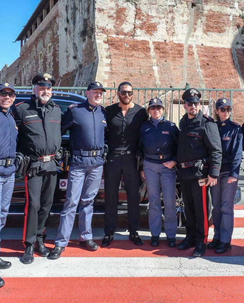 Can con queste foto scrive che ha stretto una bella amicizia con la Polizia di Stato e ringrazia Roberto Massucci per l'ospitalità.
E scrive anche: "Donare è un attrezzo tramite il quale si genera amore" 🫂

#CanYaman #CanYamanForChildren #BreakTheWallTour2023