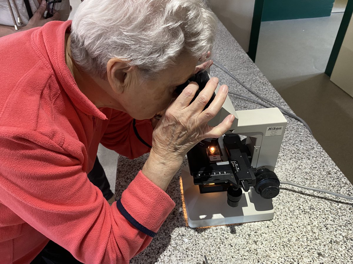 Milanotown's tweet photo. De hoy, me quedo con Carmen y su “porque soy del 32, si hubiese nacido ahora sería científica, me encantan los genes” y con Pilar “quién me iba a decir que tocaría un microscopio”.

Llevar la ciencia a TODA la sociedad es nuestro trabajo. Porque sí, ellas lo siguen siendo 👵🏻 https://t.co/8YC1B8Jyyc