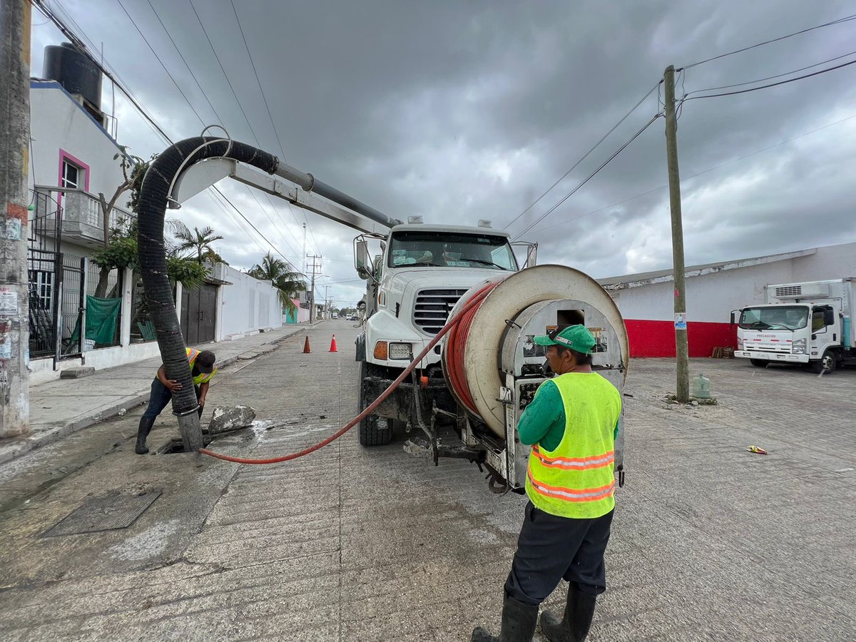 AytoCancun's tweet photo. Bajo la encomienda de nuestra Presidenta Municipal @anapatyp , nuestras #BrigadasPorCancún realizan el mantenimiento preventivo en los diferentes pozos de absorción de la ciudad. 🕳️🚧 #SM200 calle corales. 1/2 https://t.co/pequkJwJnW