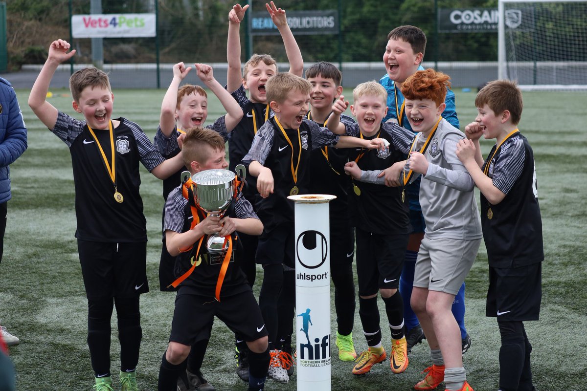 CarrickRangers's tweet image. 𝗣𝗥𝗜𝗠𝗔𝗥𝗬 𝗦𝗖𝗛𝗢𝗢𝗟 𝗖𝗨𝗣 🏆

Congratulations to Victoria PS on winning this year's Carrick Rangers Primary School Cup sponsored by @AvecSport.

We hope everyone had a great day and look forward to seeing you all again soon!

#CRFC | #AmberArmy 🟠⚫