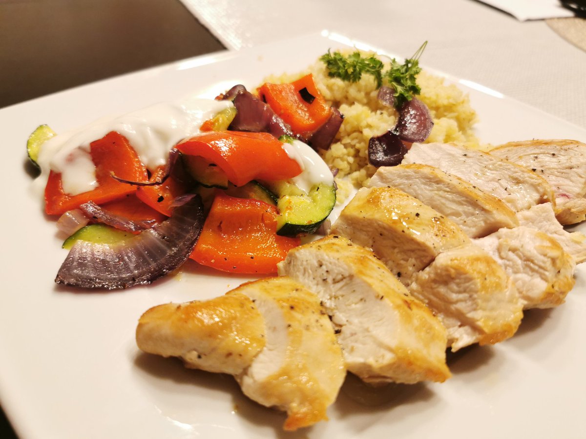 FoodBlaster's tweet image. Bulgur mit Ofengemüse und Hähnchenbrust. Einfach,lecker, gesund und ausgewogen. Findet sogar der Kleine gut.
Rezept: foodblaster.com/bulgur-mit-gem…

#gesundeküche #Foodies #Cooking