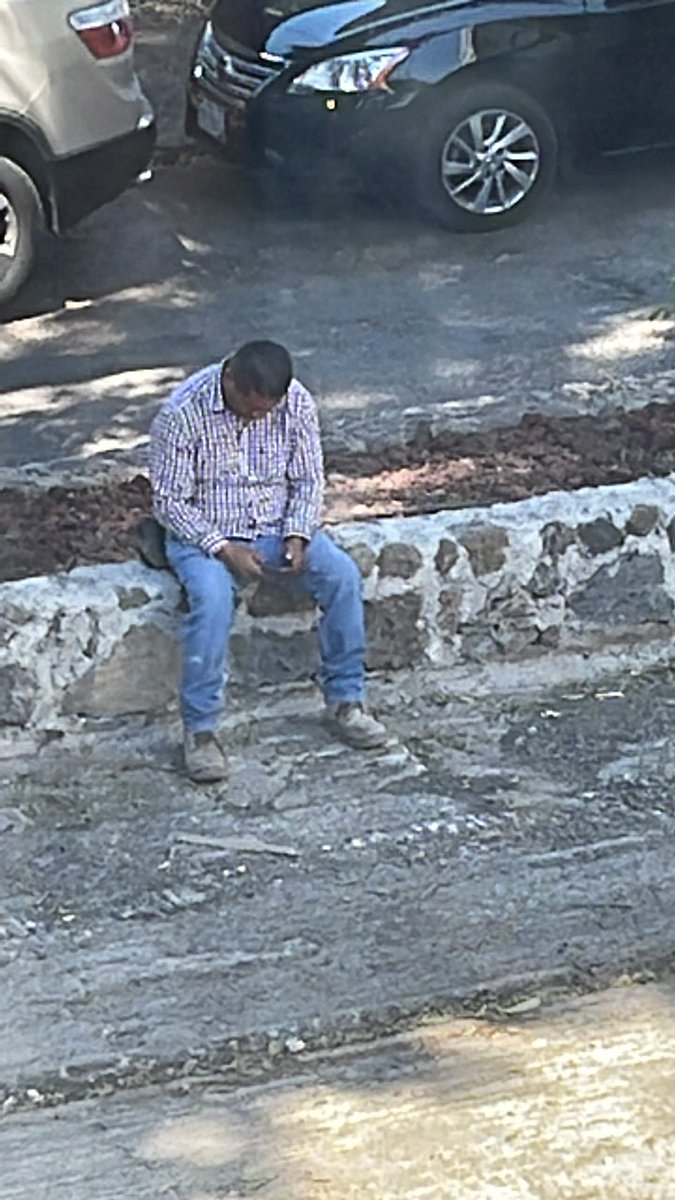 Joslimag's tweet photo. Se reconoce el trabajo del #ayuntamientodecuernavaca por sus trabajos de pavimentación, pero deberían educar un poco más a los que están a cargo, son unos groseros, ya no puedes pasar como mujer por qué sufres #acoso  y mal trato de los trabajadores #atención @CuernavacaGob https://t.co/uyRrwiPSIb