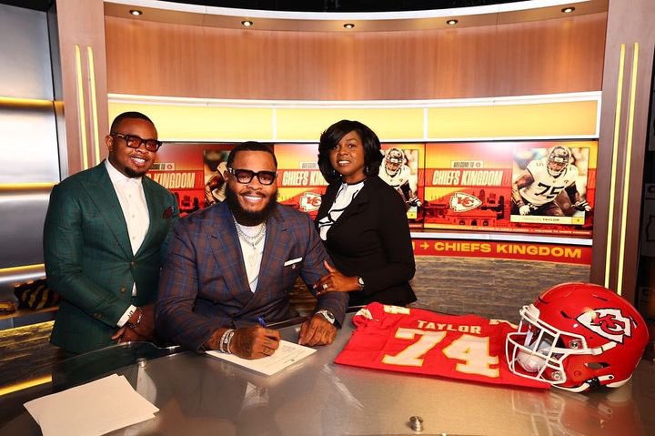 It’s Official! Just Put The Pen To Paper! ✍🏽🤑 I’m Truly Grateful To Be Here &amp; Have This Opportunity! 🙏🏽 #ChiefsKingdom🗣️🤘🏽 #NewChapter📖 #LFG💯 #LLRT🖤