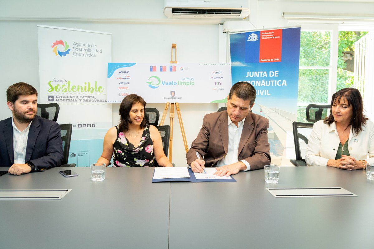 ¡Tenemos buenas noticias!✈️
La <a href="/udeconcepcion/">Universidad de Concepción</a> formalizó su ingreso al programa <a href="/VueloLimpio/">Vuelo Limpio</a> como organización asociada, lo que permitirá avanzar en la investigación sobre SAF para la descarbonización de la aviación.

<a href="/Agencia__SE/">AgenciaSE</a> <a href="/AeronauticaCL/">Junta de Aeronáutica Civil</a> <a href="/MTTChile/">Ministerio de Transportes y Telecomunicaciones</a> <a href="/EnergiaBiobio/">Energía Biobío</a> <a href="/fiudec/">Ingeniería Universidad de Concepción</a>