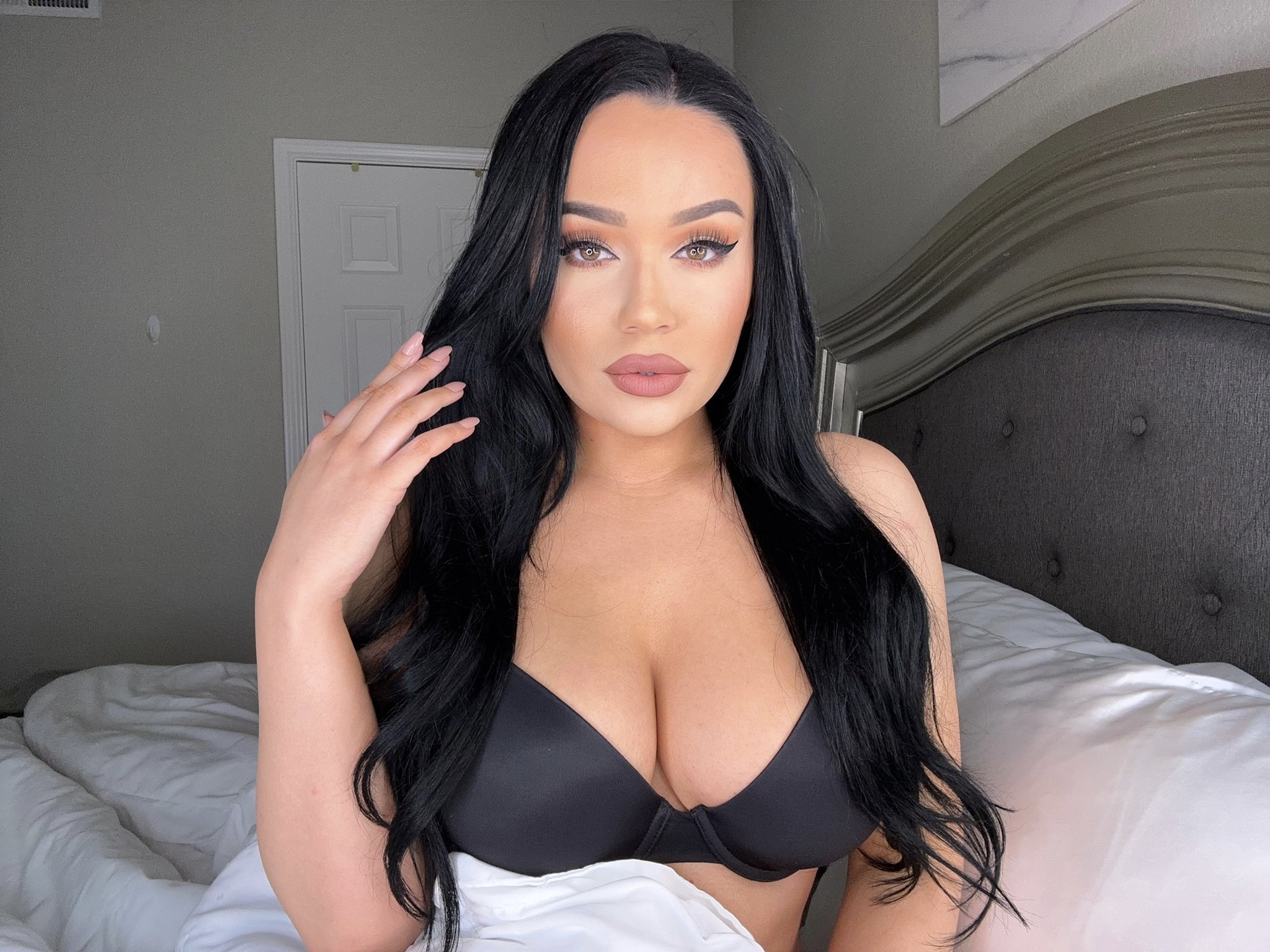 Good morning! I just unlocked one of my @manyvids VIP fan club posts for FREE viewing! Come get a taste of my posts in the link below 👅 https://t.co/JkMWfswBMF