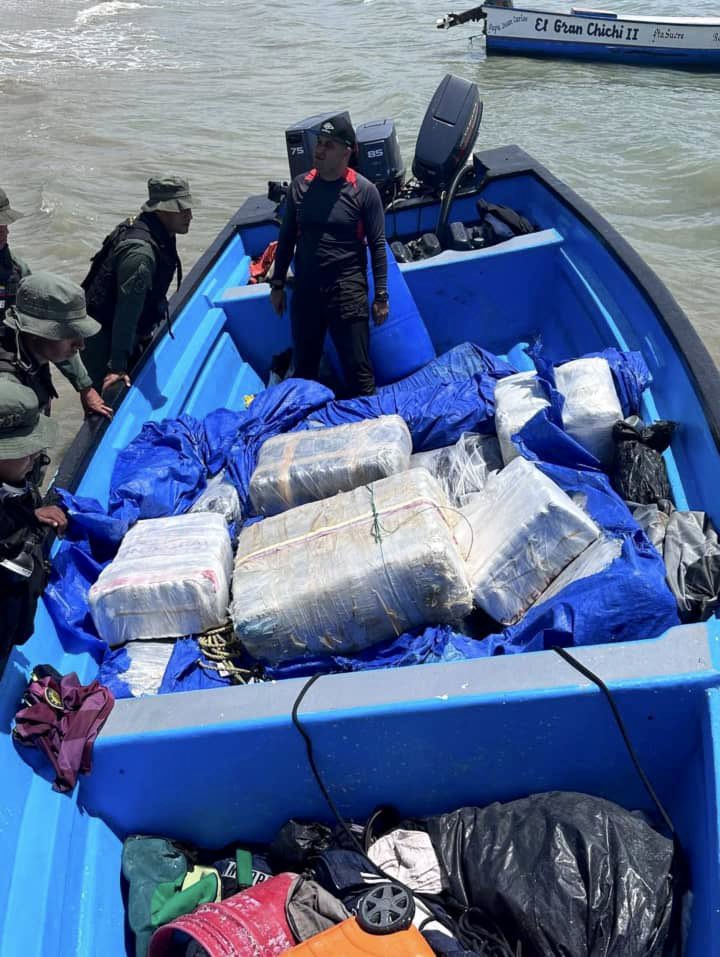 snantidrogas_ve's tweet photo. Esta droga fue incautada durante una operación conjunta militar en la que fue interceptada una lancha pesquera, a 180 millas náuticas al noroeste de la Isla de Margarita. https://t.co/EjCYFTNVQE