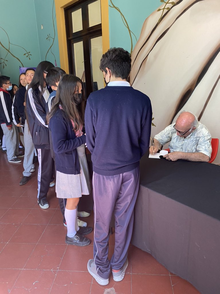 dizazaga's tweet photo. Estuvimos hoy en Tlajomulco presentando Genio y Figuras, de Agustín Yáñez y La vida giratoria, de @cajadeislas. 
Como siempre, un gustazo seguir yendo a los municipios a regalar estos libros de bolsillo de @CulturaJalisco 
Gracias al equipo de Cultura del @GobTlajomulco. https://t.co/vAp86huFIZ