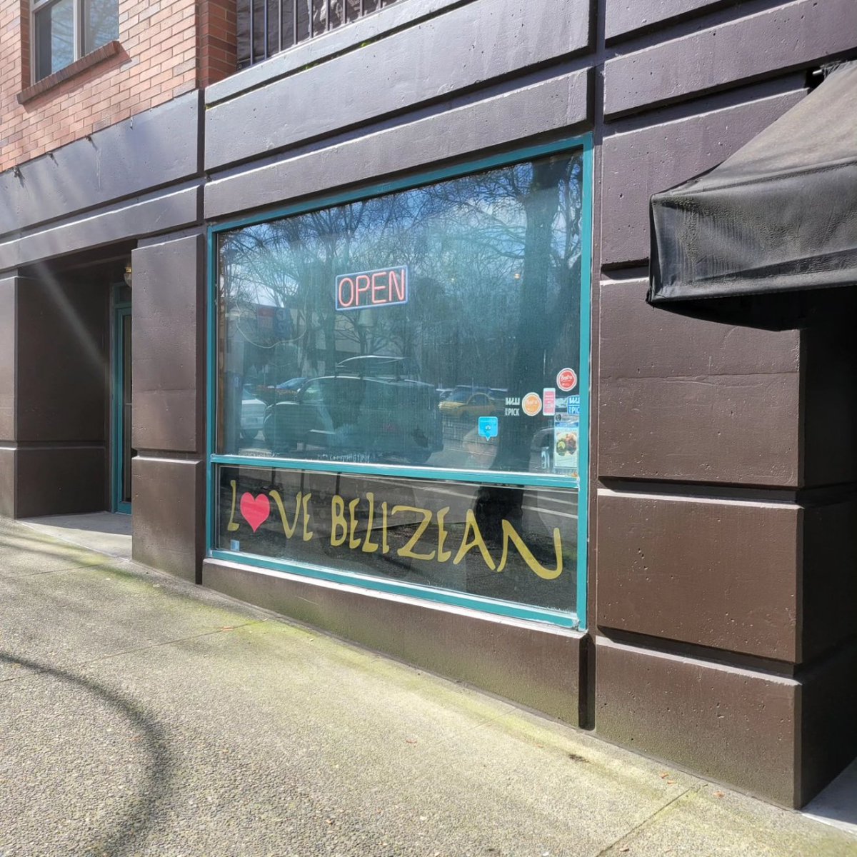 Lovely lunch at <a href="/LoveBelizeanPDX/">Love Belizean</a> in #Portland, #Oregon. I had a #Belizean #chickenthigh, #arugulasalad with #lime vinaigrette, #peasandrice, "no wimps allowed" #hotsauce, and <a href="/CocaColaMx/">Coca-Cola México</a> . Give 'em a try the next time you're in town! <a href="/travelportland/">Travel Portland</a>