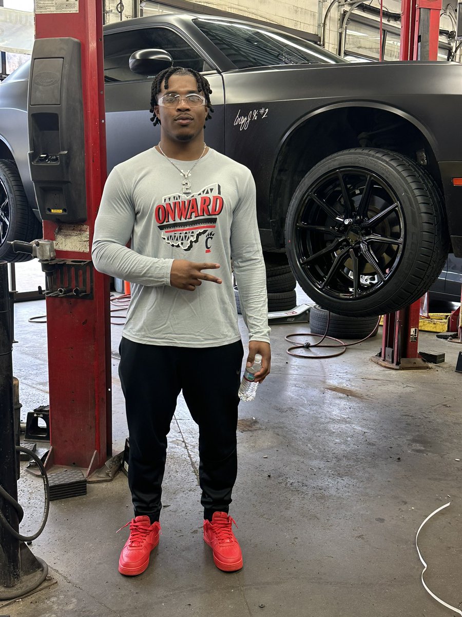 CoreyKiner's tweet photo. I had the BEST experience @tirediscounters and couldn’t be happier about my new wheels and @coopertire! Click the link and use code “Kiner21” for $125 off your next set of 4 #CooperTire purchase at #TireDiscounters https://t.co/sUTC50MLdS #Ad https://t.co/hoOfyMspnH