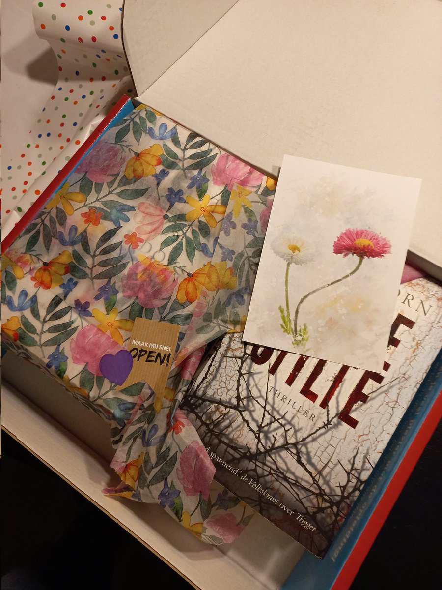 YvettevandenBe4's tweet photo. En zo geschiedde...😊
Hoe leuk om zo boeken te ruilen!
Dankjewel @Tessa5xx
#cadeautje #ruilen #boeken https://t.co/dMg2X0JnmH