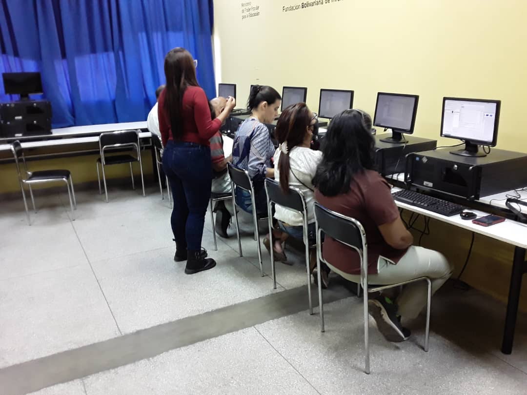 #16Marzo en el @CbitAristobuloI del Liceo Agustín Codazzi los Tutores #Cbit @martisan2011 y @pedroprato1963 inicial el plan de Formación en el uso de herramientas ofimaticas bajo plataforma de Software libre
 Dirigida al personal administrativo. 
#ElBloqueoEsCriminal