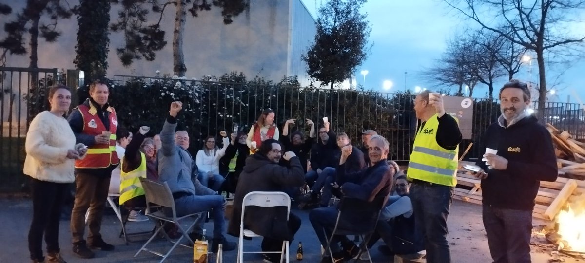 sudptt4485's tweet photo. #LaPoste #Nantes la nuit s'organise sur le bloquage de la #PIC44 à Orvault.
Ça fédère, on débat, on discute, on s'installe. #ReformeDesRetraites #49al3 #OnLâcheRien
La nuit sera longue mais nous sommes déters #SUD #CGT https://t.co/JKrjXGsqc4