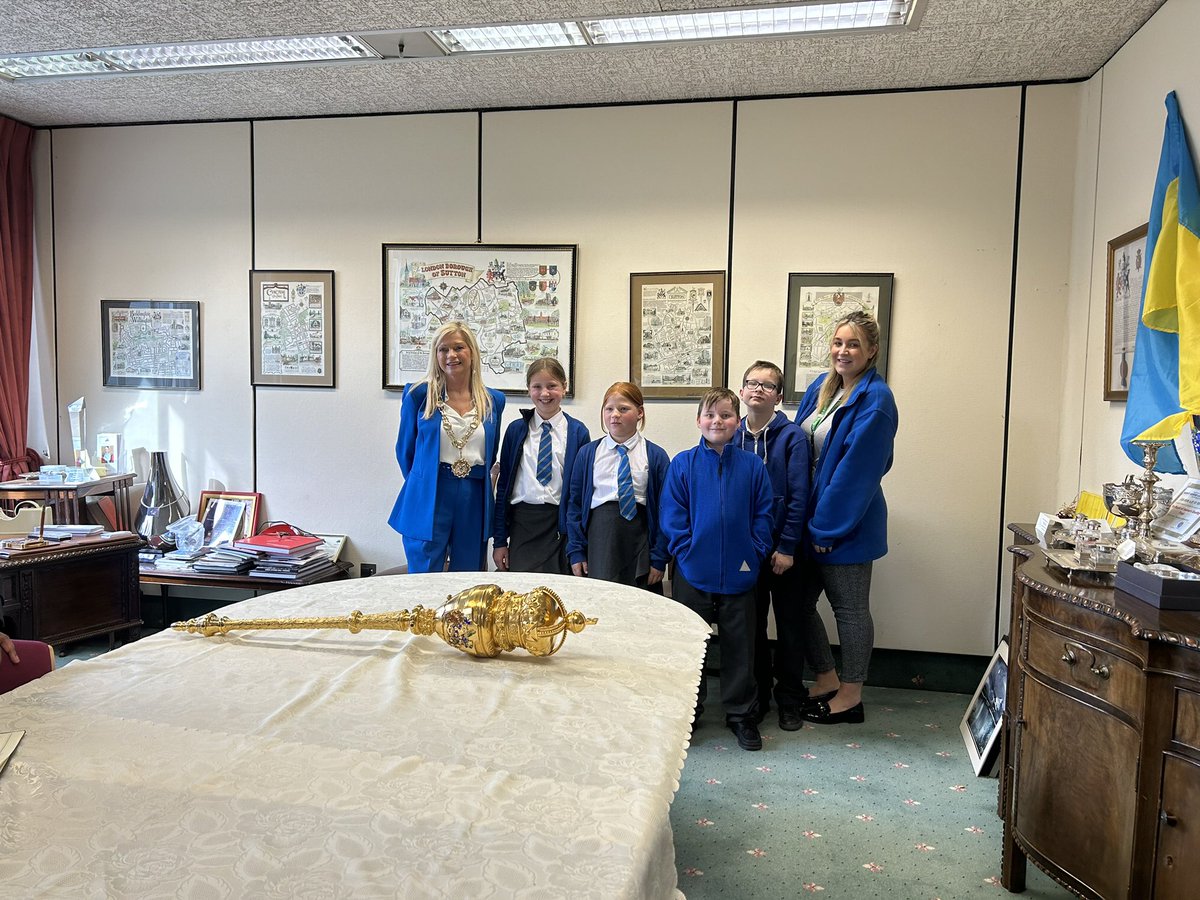 Muschamp Primary School (@muschampprimary) on Twitter photo ⭐️Young Carers⭐️ Today our Young Carers got an amazing opportunity to visit <a href="/Mayor_Sutton/">The Mayor of Sutton</a>, Trish Fivey with <a href="/SuttonCarers/">Sutton Carers Centre</a>. We had a great time eating lunch together and asking questions! Thank you so much for having us!🥳 ⭐️Young Carers⭐️ Today our Young Carers got an amazing opportunity to visit <a href="/Mayor_Sutton/">The Mayor of Sutton</a>, Trish Fivey with <a href="/SuttonCarers/">Sutton Carers Centre</a>. We had a great time eating lunch together and asking questions! Thank you so much for having us!🥳