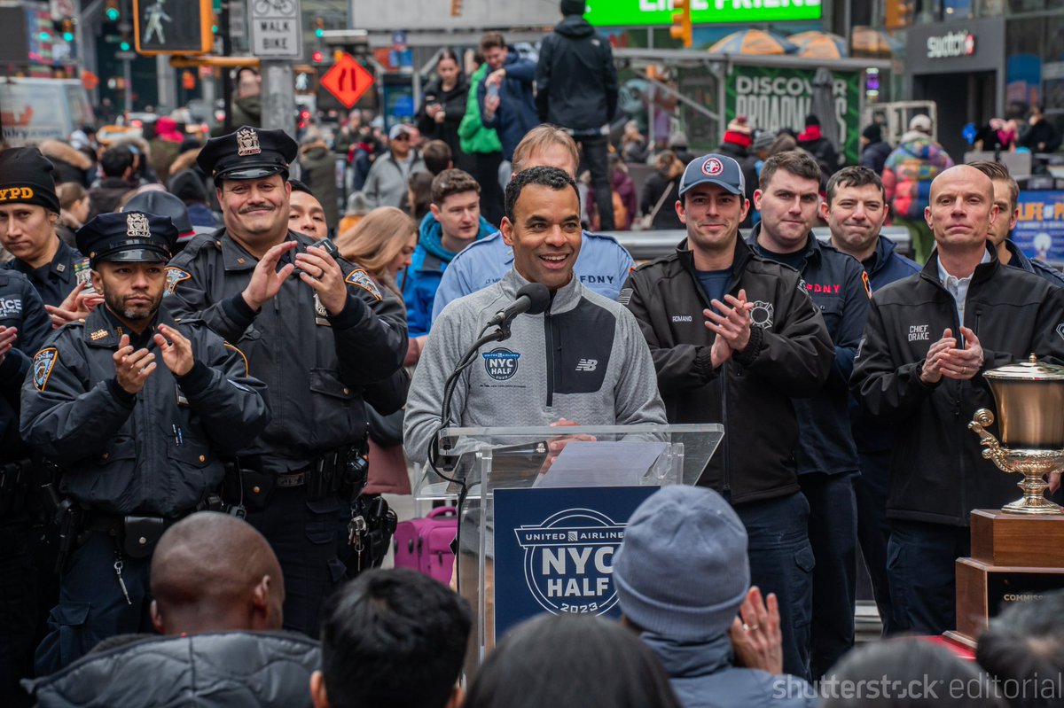 derekcfrench's tweet image. The @nyrr kick things off for the #UnitedNYCHalf Marathon in #TimesSquare and display the Commissioner’s Cup to the @NYPDrunning and @FDNY teams.