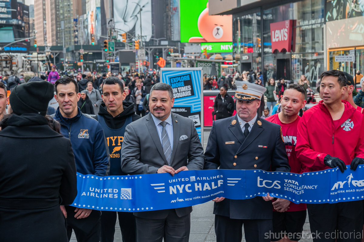 derekcfrench's tweet image. The @nyrr kick things off for the #UnitedNYCHalf Marathon in #TimesSquare and display the Commissioner’s Cup to the @NYPDrunning and @FDNY teams.