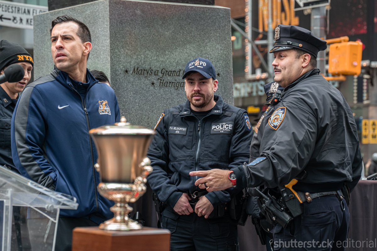 derekcfrench's tweet image. The @nyrr kick things off for the #UnitedNYCHalf Marathon in #TimesSquare and display the Commissioner’s Cup to the @NYPDrunning and @FDNY teams.