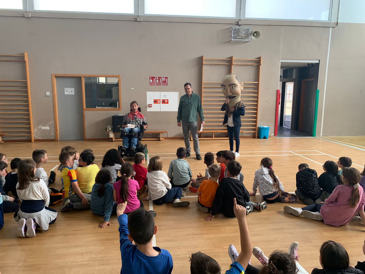 GegantsMoncofa's tweet photo. Per el tambe company Hugo Esteve. Ahir els vàren poder parlar del conte amb els autors. Vàren poder probar-se un cabut i finalmemt van haver uns balls amb els #cabuts #BernatMestre i #Batistelapotecari al so de #dolçainaitabal https://t.co/7wbOWdvOYq
