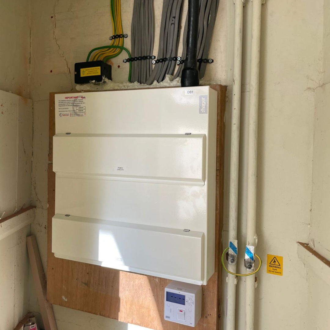 ElecInn's tweet image. Old to new.

#consumerunit #electricianinderby #chellastonelectrician #derby #electrician