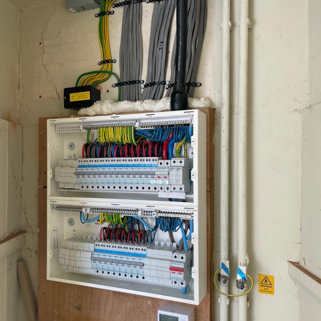 ElecInn's tweet image. Old to new.

#consumerunit #electricianinderby #chellastonelectrician #derby #electrician