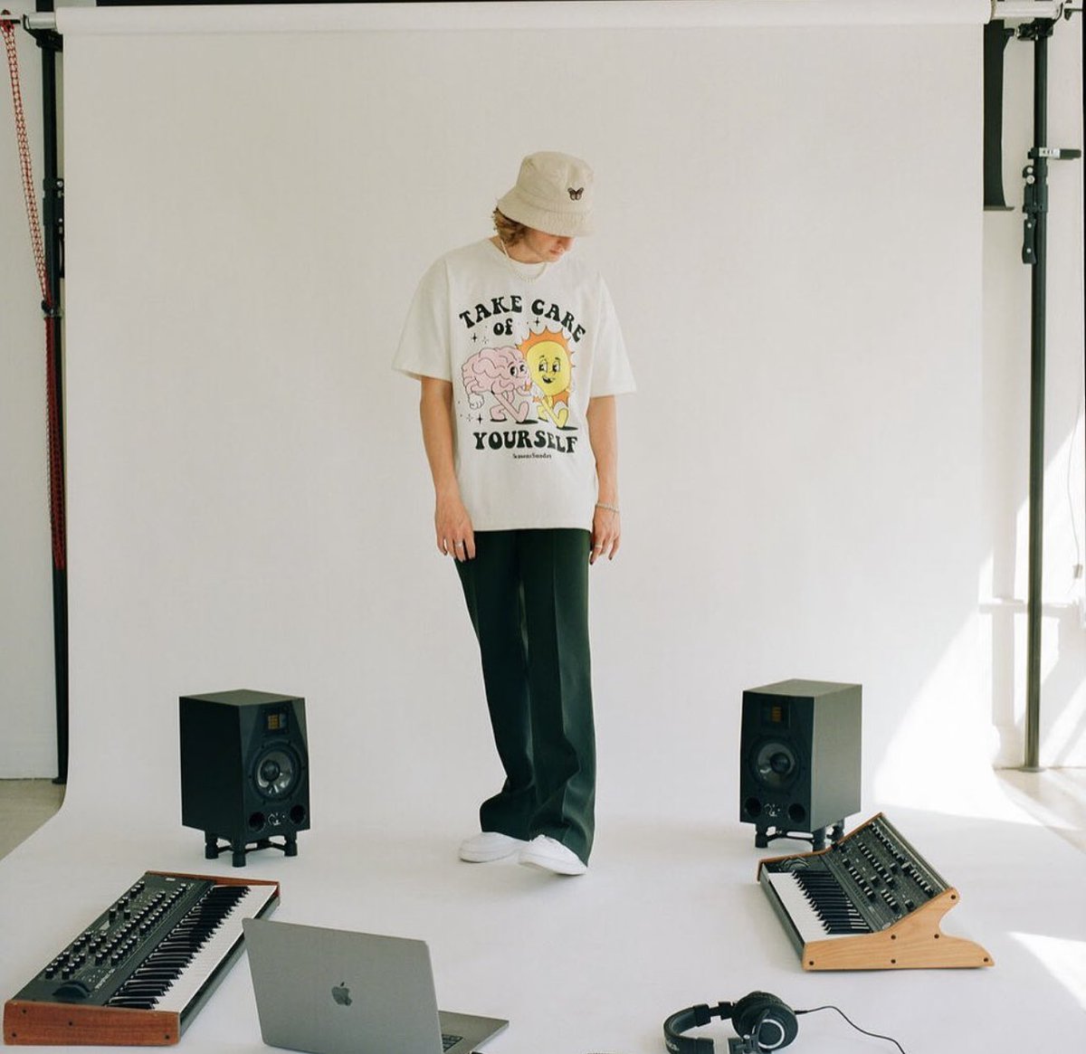 Daniel Allan, a web3 musician sold the  world's first crowd-sourced NFT album Overstimulated in 2021 announced another 1st today— a $1M artist seed round. It's like an early stage tech investment, but for artists/creators. Congrats <a href="/imdanielallan/">Daniel Allan</a>!