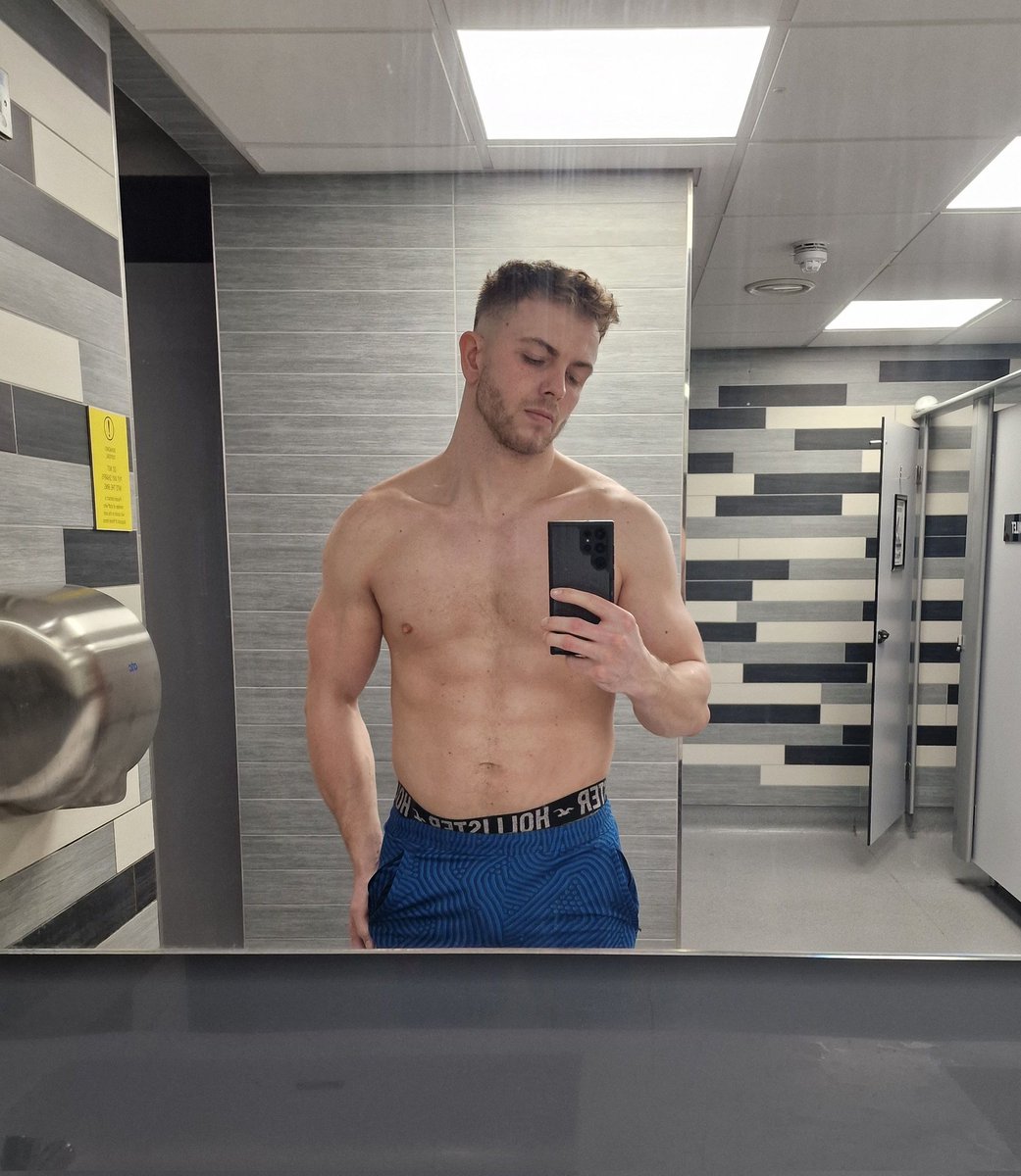 SamSteinerXXX's tweet photo. Ab workout 20 mins x 5 days a week https://t.co/htTMswynYR