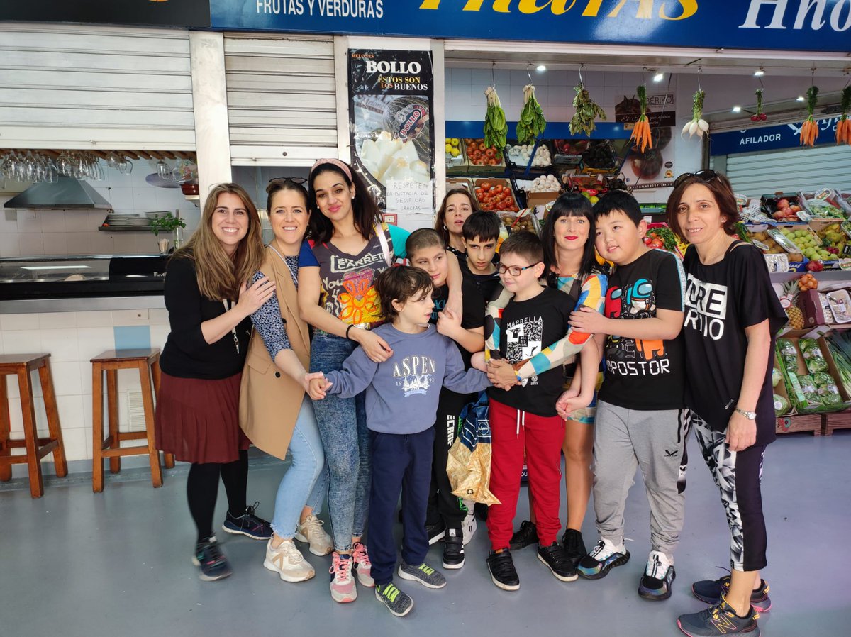 CEIPRFMayoralas's tweet photo. El alumnado de Sonrisas de Colores sigue con su aventura. Trabajar por el barrio está siendo una experiencia muy bonita. Transporte público, mercado y mucho más. @Ayto_Marbella @malaga @cepmarbellacoin #somosdiversos https://t.co/tajpOTscpy