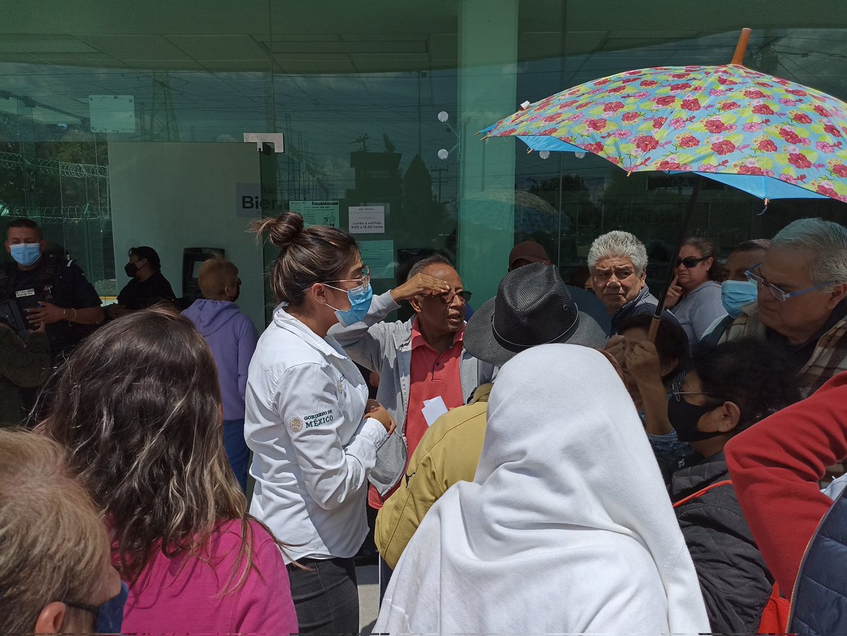 ChefAbuelo's tweet image. Que bonito tienen a los adultos mayores en los bancos del bienestar. De tres cajeros dos no sirven y uno no tiene dinero. De tres cajas llegamos y solo una operaba. Además de decir que el sistema estaba fallando. Te dicen que ahí y solo ahí puedes retirar. No puedes ir a ningún
