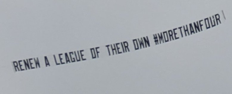 Tom_Jorgensen's tweet photo. A League of Their Own fans aren't messing around. They're flying a plane over Amazon's Culver Studios right now demanding #MoreThanFour episodes. #ALOTA https://t.co/f2OH7ornnH